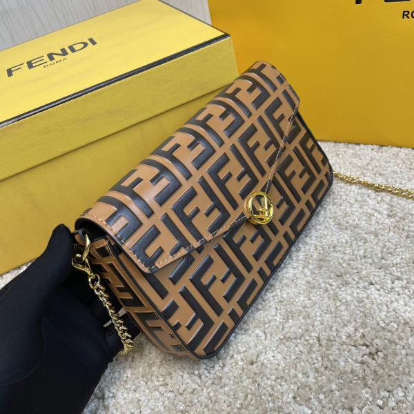 F is Fendi 체인 지갑